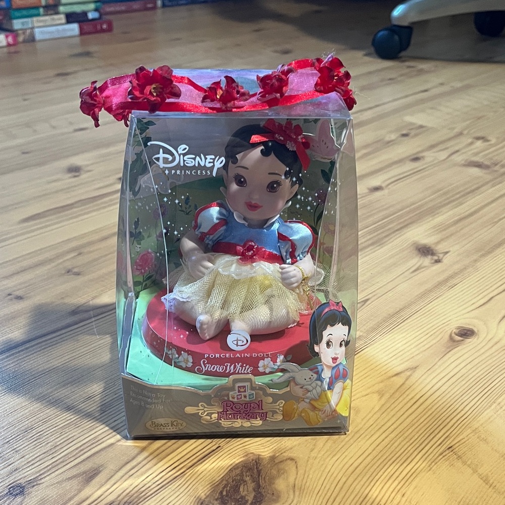 Disney porcelain doll royal nursery Snow White NIB brass key keepsakes